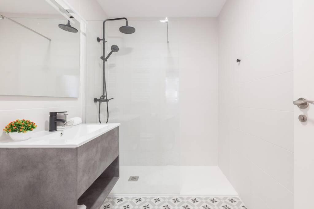 New Gorgeous Central Apartment - Beachfront - 3 Bd ซานเซบาสเตียน ภายนอก รูปภาพ